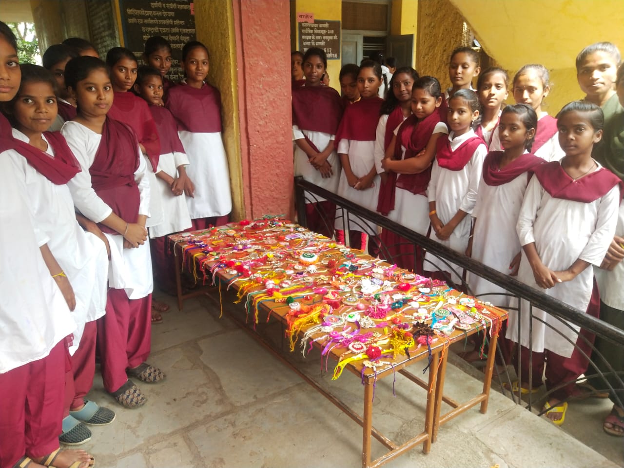 Read more about the article देशसेवेत असणाऱ्या जवानांना सीमेवर  राखी पाठविली,कस्तुरबा गांधी माध्यमिक व उच्च माध्यमिक विद्यालय ढाणकी चा स्तुत्य उपक्रम