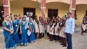 Read more about the article न्यू इंग्लिश हायस्कूल मध्ये स्वातंत्र्याचा अमृत महोत्सव निमित्त विविध उपक्रम ,हरितसेनेच्या वतीने वृक्ष रक्षाबंधन