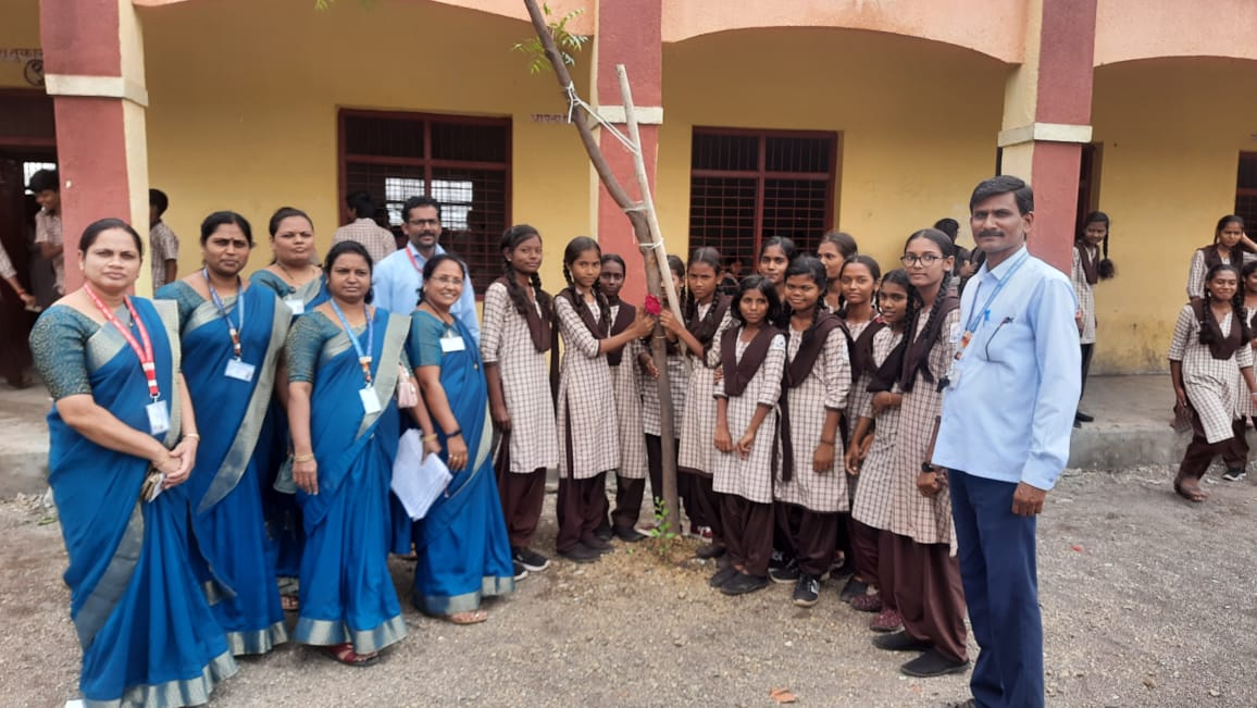 Read more about the article न्यू इंग्लिश हायस्कूल मध्ये स्वातंत्र्याचा अमृत महोत्सव निमित्त विविध उपक्रम ,हरितसेनेच्या वतीने वृक्ष रक्षाबंधन