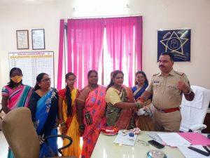 Read more about the article बल्लारपूर मनसेच्या महिलासेनेनी पोलीस बांधवाना राखी बांधून साजरा केला रक्षाबंधनाचा कार्यक्रम