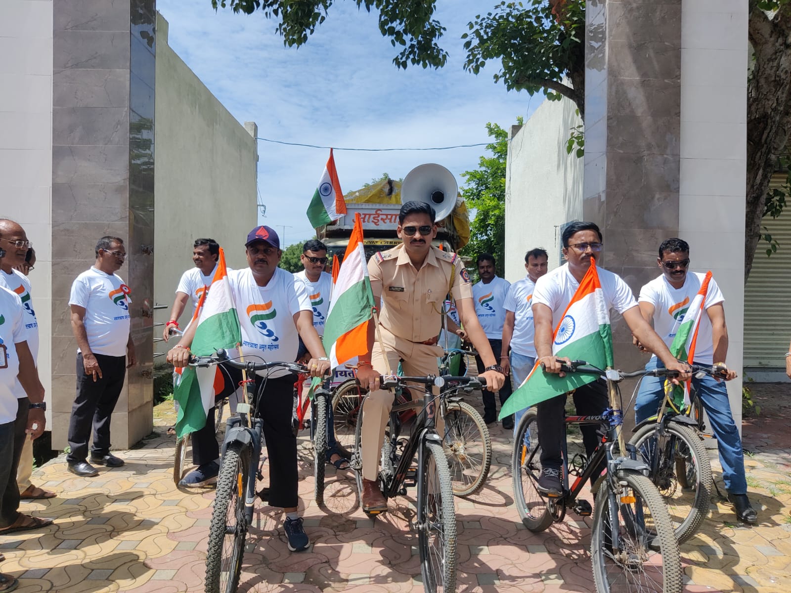 Read more about the article रॅलीतून साकारली हर घर तिरंगा मोहीम,गट विकास अधिकाऱ्यांच्या उपस्थितीत रॅलीला सुरवात