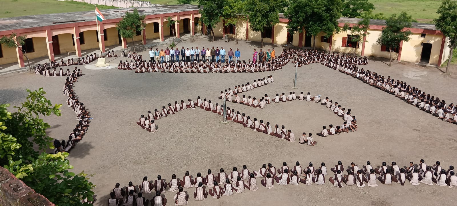 Read more about the article न्यू इंग्लिश हायस्कूल मध्ये स्वातंत्र्याचा अमृत महोत्सव निमित्त भारताचा नकाशाची प्रतिकृती बनूवन ध्वजवंदन