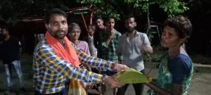 Read more about the article हिंदू युवा संघठन राष्ट्रीय अध्यक्ष जडेजा जी यांच्या वाढदिवस मिठाई व कपडे वाटून साजरा