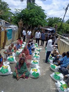 Read more about the article रिलायन्स फाउंडेशन व तहसील कार्यालय राळेगाव यांच्या विद्यमाने पूरग्रस्तांना अन्नधान्य किट वाटप