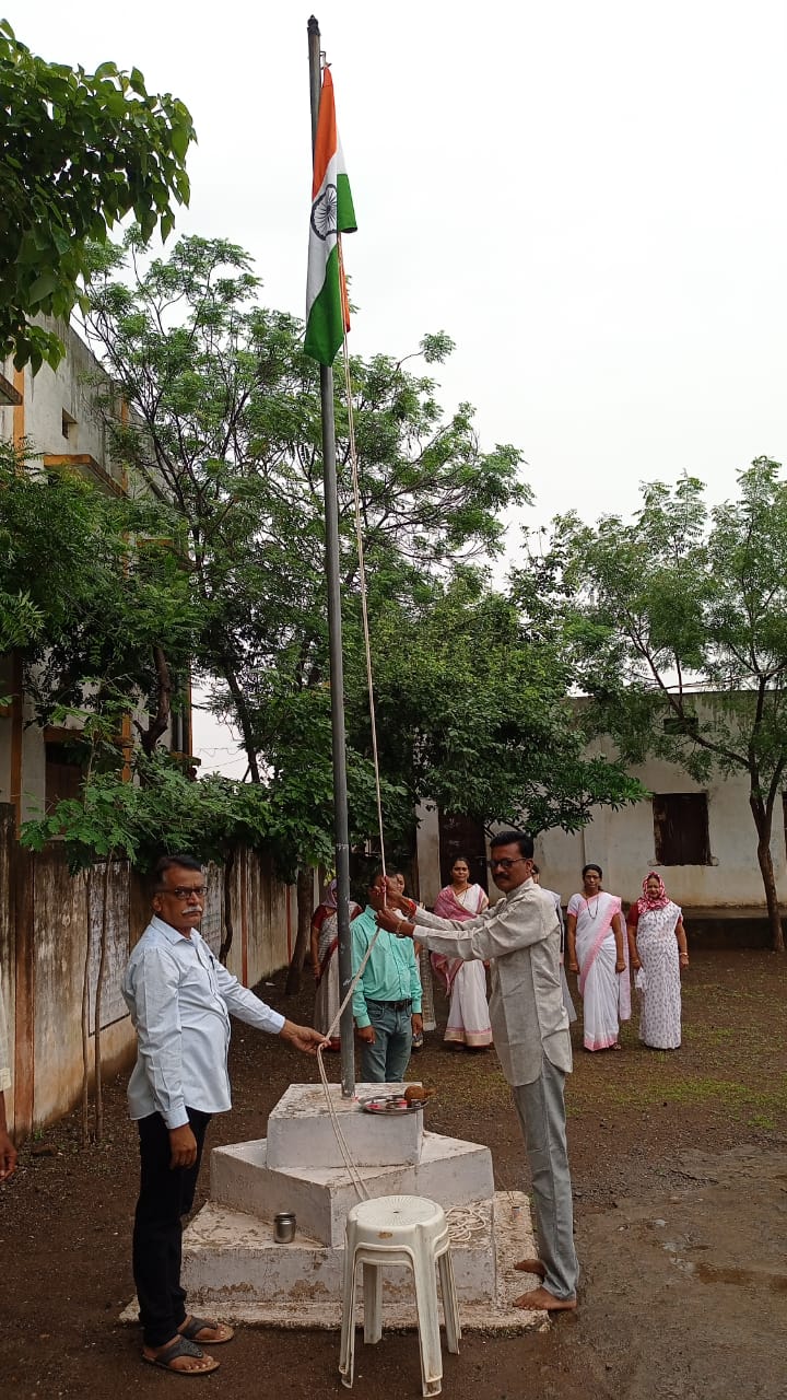 Read more about the article स्वातंत्र्याचा अमृत महोत्सवानिमित्य दुसऱ्या दिवशीही नेताजी विद्यालय राळेगाव येथे मनोहर बोभाटे या पालकाच्या हस्ते ध्वजारोहण