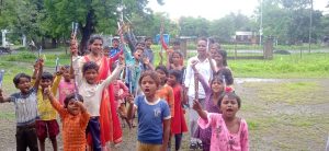 Read more about the article फुटपाथ शाळेत ध्वजारोहण करीत केले वृक्षारोपण,देशप्रेमामुळे प्रत्येक नागरिक हा देशाला बघतो प्रथम स्थानी