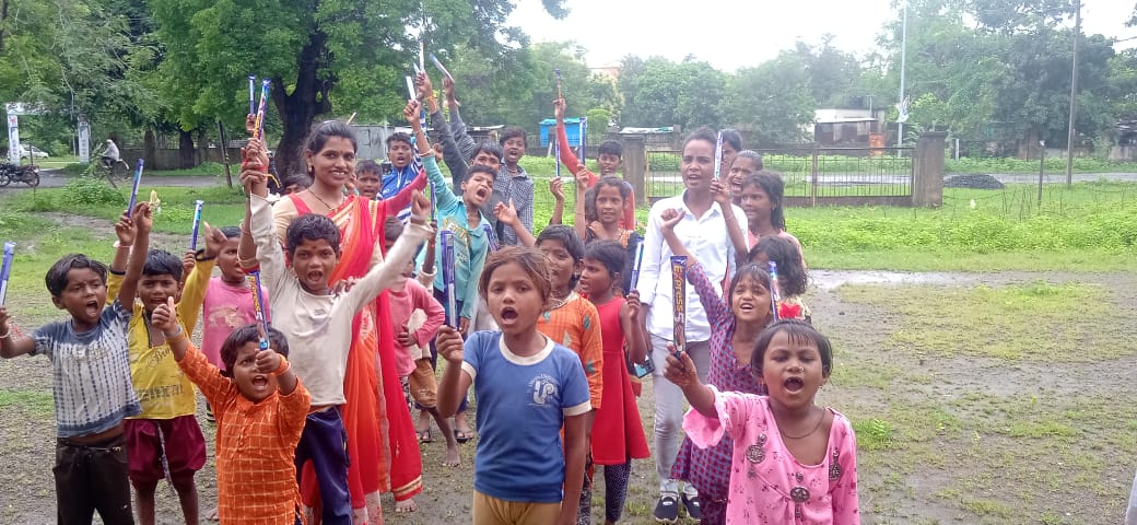 Read more about the article फुटपाथ शाळेत ध्वजारोहण करीत केले वृक्षारोपण,देशप्रेमामुळे प्रत्येक नागरिक हा देशाला बघतो प्रथम स्थानी