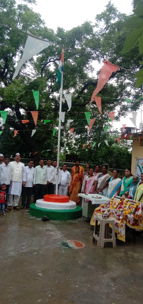 Read more about the article कीन्ही जवादे ग्रामपंचायत येथे नवीन विचारसरणी ने ध्वजारोहण,ध्वजारोहनाचा मान महिलेला