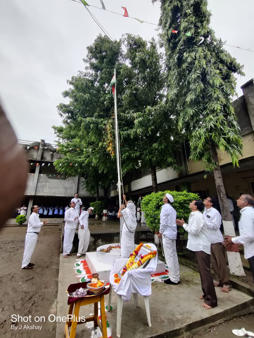 Read more about the article सावरगाव येथे आझादी अमृत महोत्सवनिमित्त अनोखा प्रयोग एकाच वेळीं ५ठिकाणी ध्वजारोहण कार्यक्रम.