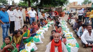 Read more about the article राळेगाव तालुक्यातील १५०० पूरग्रस्त कुटुंबांना अन्नधान्य किट वाटप