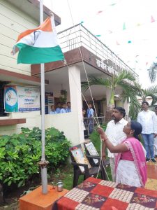 Read more about the article आदर्श ग्राम रावेरी येथे विधवा महिलेच्या हस्ते झेंडावंदन