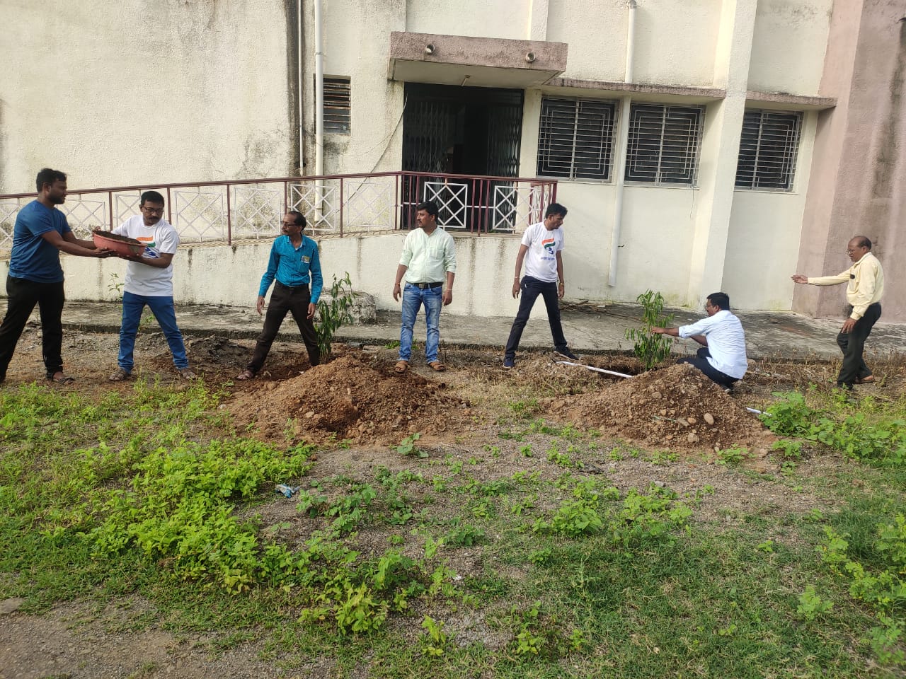 Read more about the article स्वातंत्र्याच्या अमृत महोत्सवा निमित्त पंचायत समितीत वृक्षारोपण