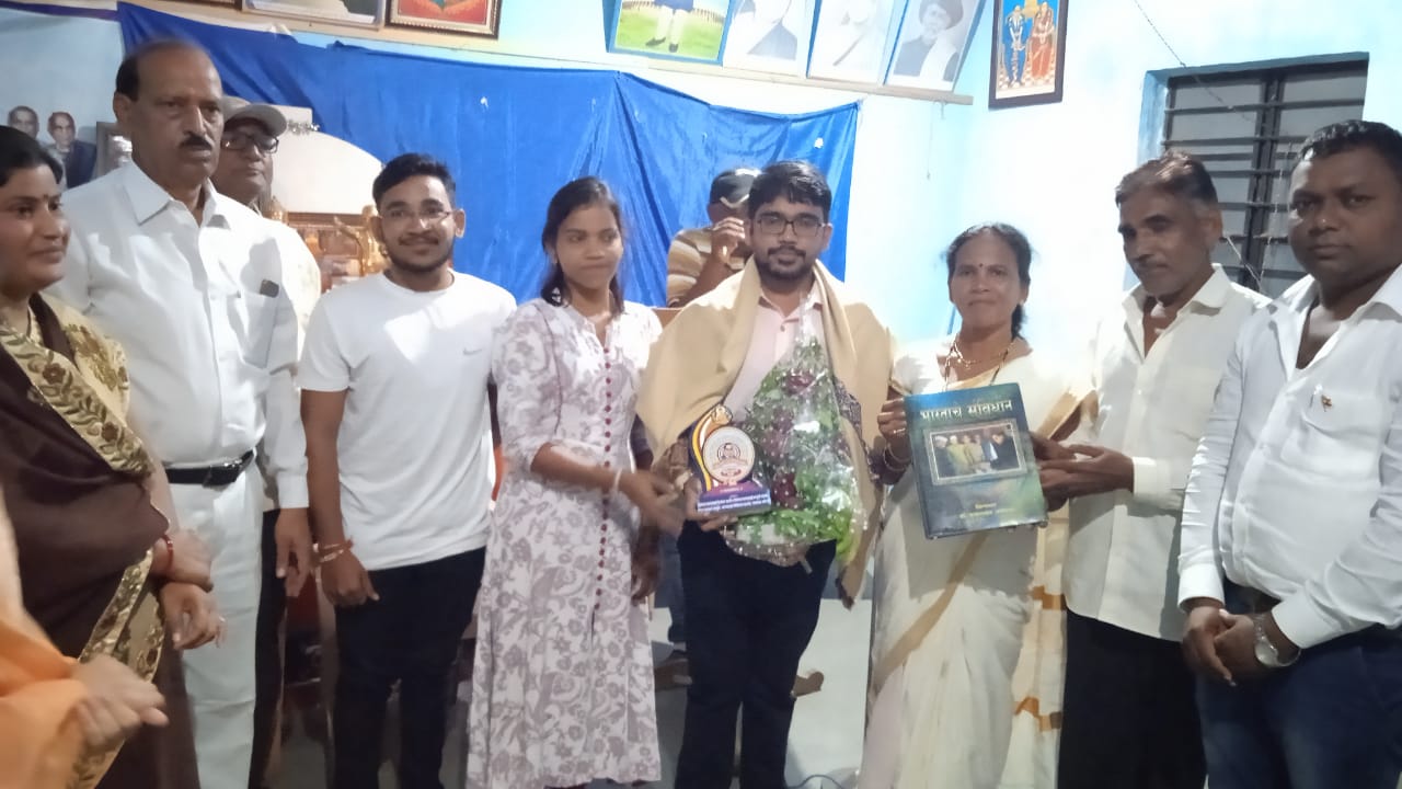 Read more about the article मजुराचा मुलगा बनला नायब तहसिलदार ,बौद्ध विहारामध्ये राहुल राऊत यांचा सत्कार