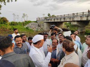 Read more about the article कृषी मंत्री अब्दुल्ल सत्तार यांची झाडगाव येथे धावती भेट,महिना लोटला तरी शेतकऱ्याला रुपयाची मदत नाही