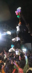 Read more about the article मित्रसेवा ग्रुप वरोरा तर्फे दही हंडी उत्साहात साजरी,मनसेचे राज्य उपाध्यक्ष राजुभाऊ उंबरकर यांची विशेष उपस्थिती