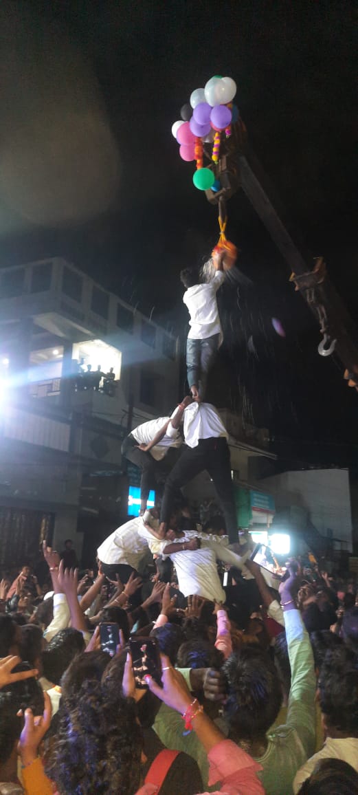 Read more about the article मित्रसेवा ग्रुप वरोरा तर्फे दही हंडी उत्साहात साजरी,मनसेचे राज्य उपाध्यक्ष राजुभाऊ उंबरकर यांची विशेष उपस्थिती