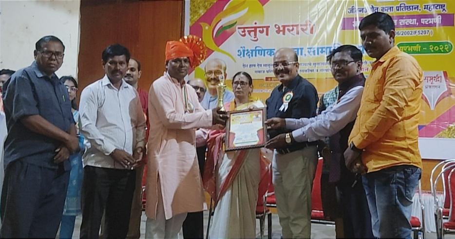 Read more about the article महाराष्ट्र गुणवंत शिक्षक पुरस्काराने सरपंच प्रा. संजीव कदम सन्मानित.
