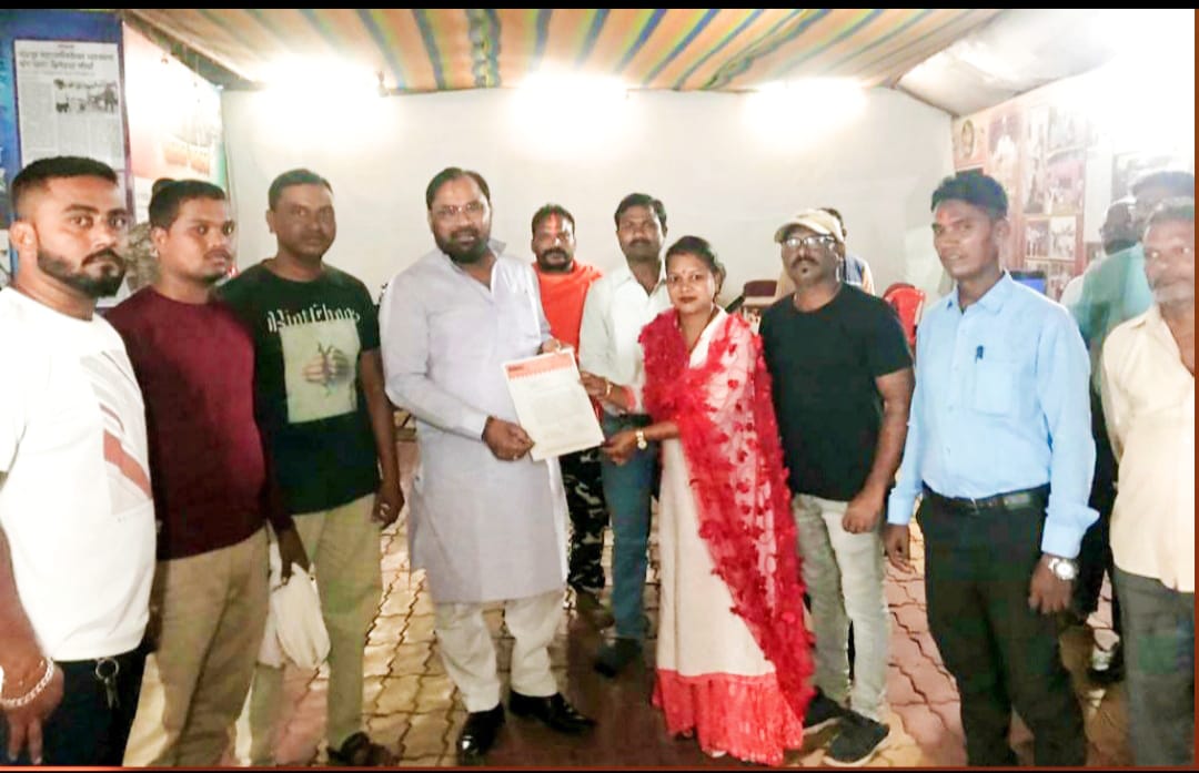 Read more about the article महाकाली कॉलरी चंद्रपुर येथील रस्त्यांची समस्या तात्काळ दुर करा:मनसे महीला सेना वाणी ताई सदालावार यांची आमदार साहेब यांना निवेदनाद्वारे मागणी