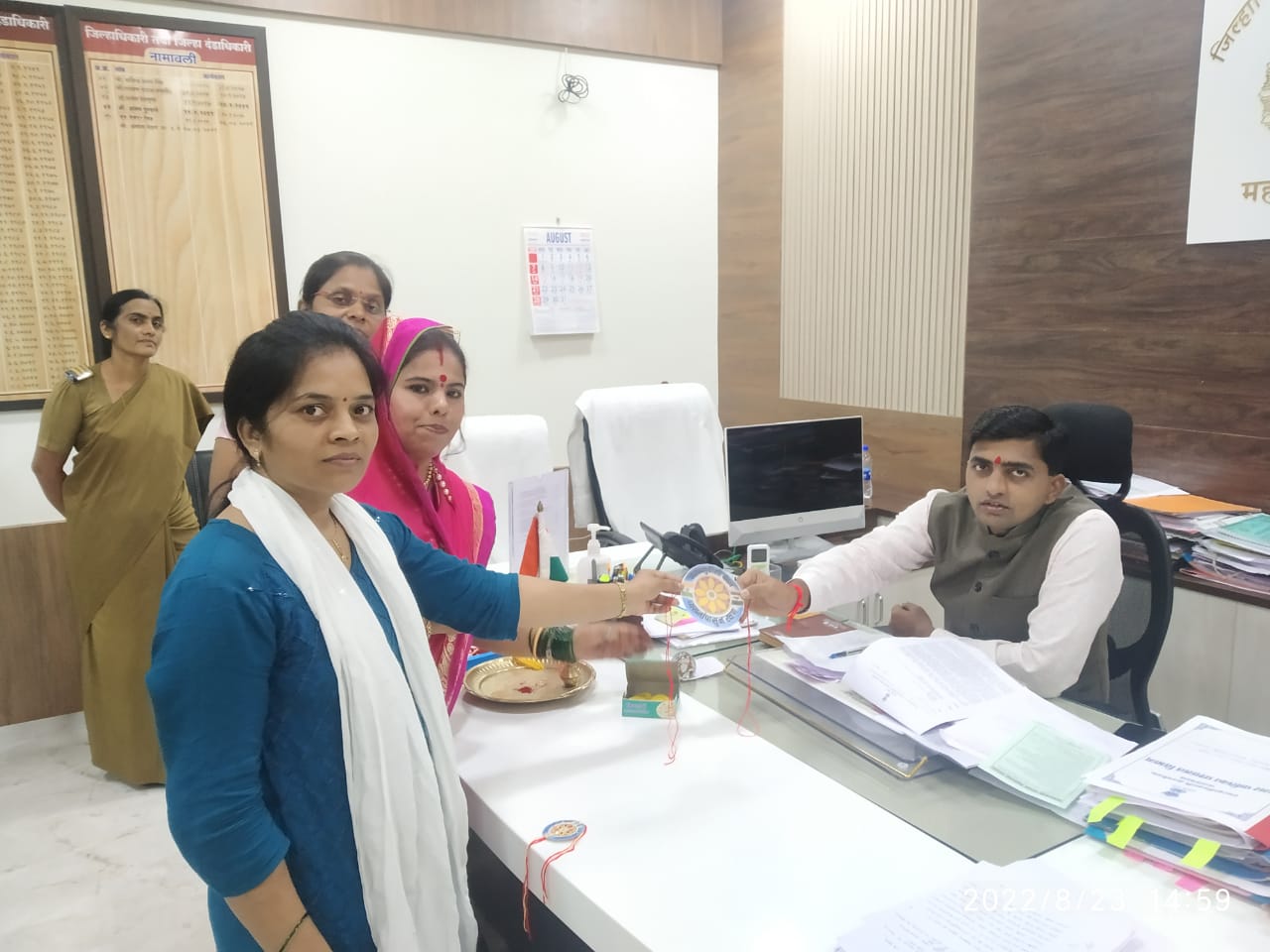 Read more about the article शासकीय अधिकाऱ्यांना व्यसनमुक्ती निमित्ताने राखी बांधली