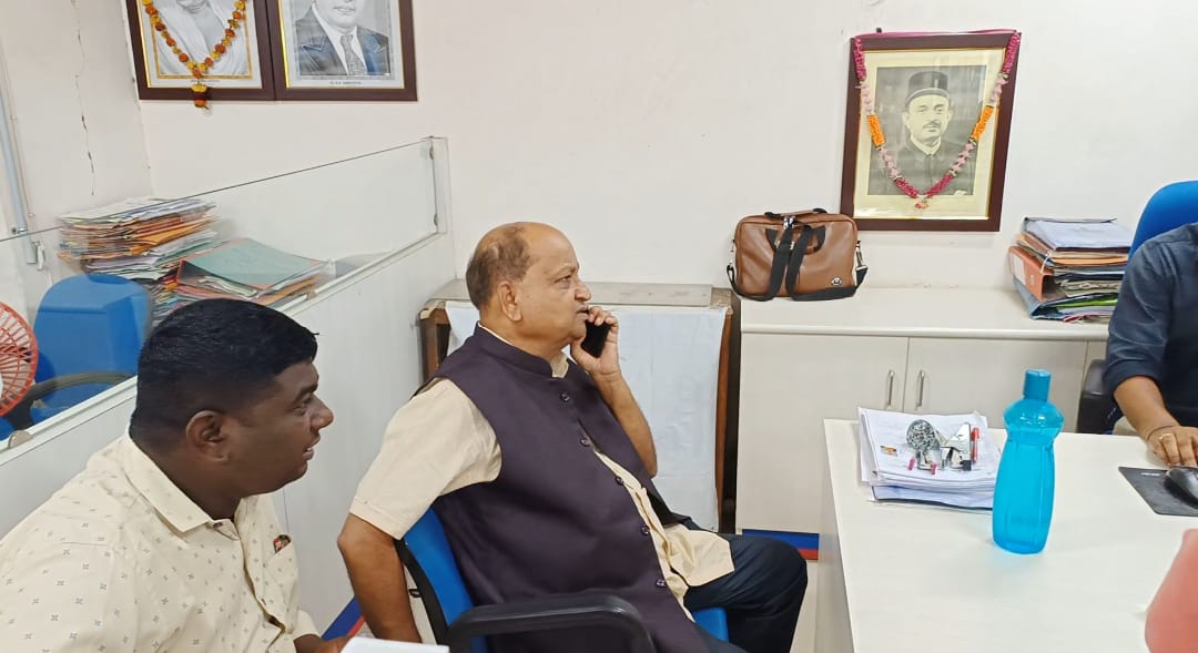 Read more about the article किशोर तिवारी यांची वडकी च्या सेंट्रल बँकेला भेट