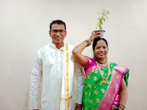 Read more about the article तुळशी या वनस्पतीचे अधिक संवर्धन आणि वृद्धी व्हावी यासाठी ढाणकी शहरातील दांपत्याचा स्तुत्य उपक्रम