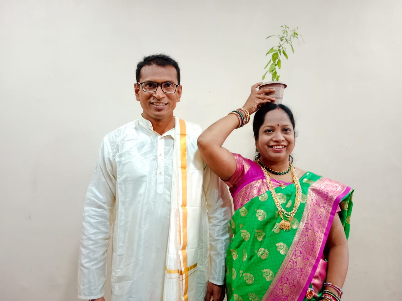 Read more about the article तुळशी या वनस्पतीचे अधिक संवर्धन आणि वृद्धी व्हावी यासाठी ढाणकी शहरातील दांपत्याचा स्तुत्य उपक्रम