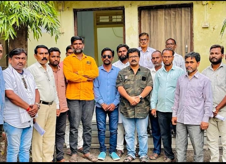 Read more about the article वंचित बहुजन आघाडी  चे प्रदेश प्रवक्ते फारुख अहमद यांची उमरखेड येथे भेट