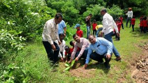 Read more about the article स्वातंत्र्याच्या अमृतमहोत्सवानिमित्त वासी येथील टेकडीवर करण्यात आले ३०१ झाडांचे वृक्षारोपण!