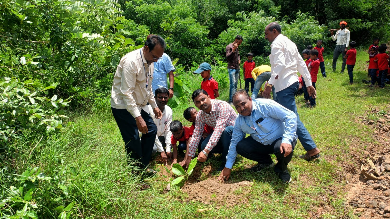 Read more about the article स्वातंत्र्याच्या अमृतमहोत्सवानिमित्त वासी येथील टेकडीवर करण्यात आले ३०१ झाडांचे वृक्षारोपण!