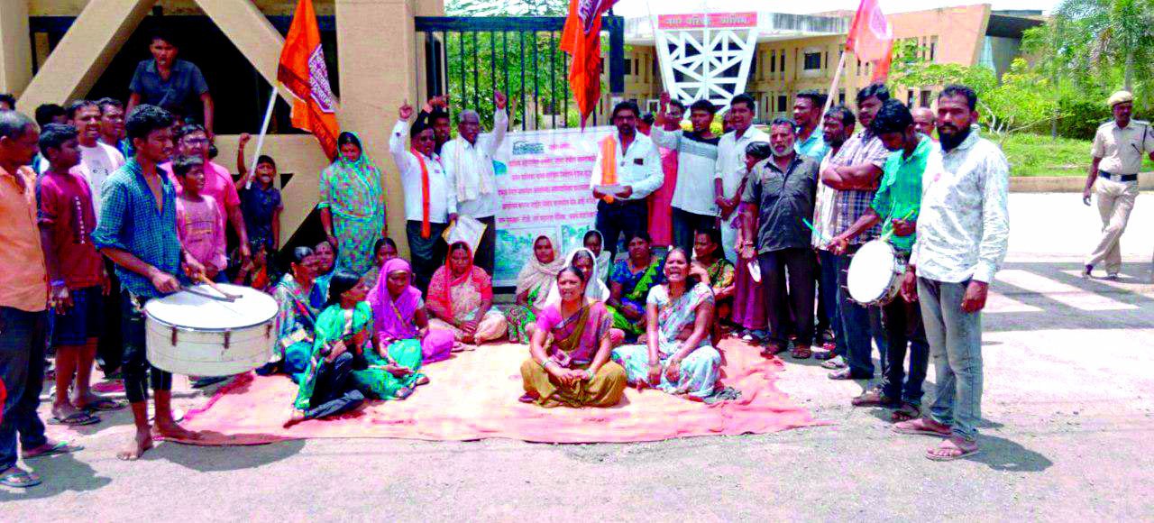 Read more about the article आनंदवाडीतील समस्यांसाठी मनसेचा पालीकेवर मोर्चा<br>डफडे वाजवून वेधले लक्ष : मुख्याधिकार्‍यांचे आश्वासन