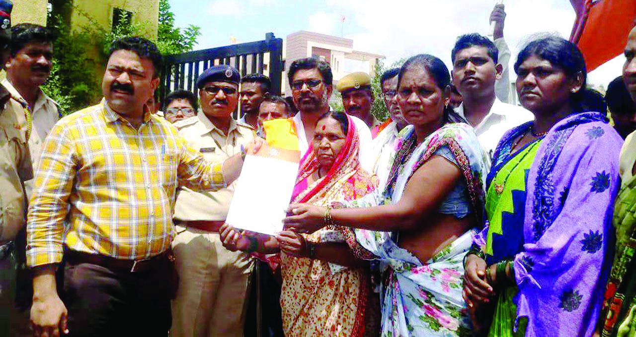 Read more about the article जिल्हा रुग्णालयात प्रमाणपत्रासाठी दिव्यांगांची हेळसांड<br>महाराष्ट्र नवनिर्माण सेनेचा आंदोलनाचा इशारा