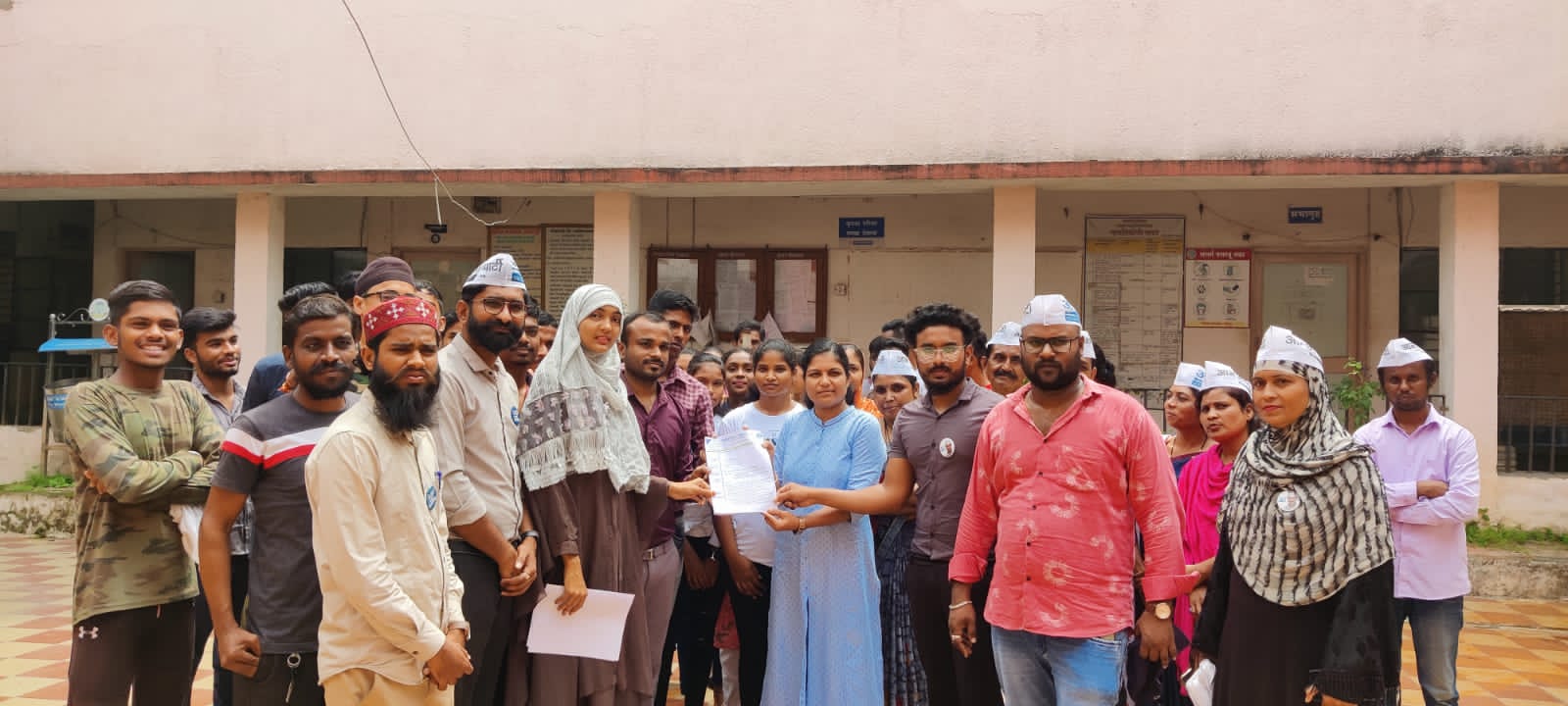 Read more about the article रिक्त असलेल्या शासकीय पदभरती लवकर सुरू करा. -आम आदमी पार्टी, बल्लारपुर यांची मुख्यमंत्र्यांना निवेदनाद्वारे मागणी