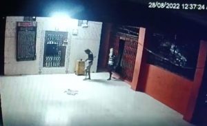 Read more about the article सिरंजनी गावात चोरट्यांचा धुमाकूळ; मारोती मंदिराची दानपेटी फोडताना सीसीटीव्हीत कैद! पोलिसांसमोर चोरट्यांच्या टोळीला पकडण्याचे आवाहन