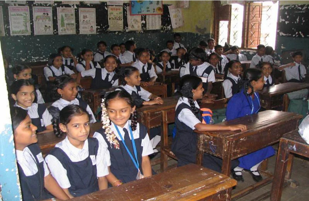 Read more about the article ना शाळा पाहिली ना शिक्षक शेकडो विद्यार्थ्यांनी गाठला तिसरीचा वर्ग