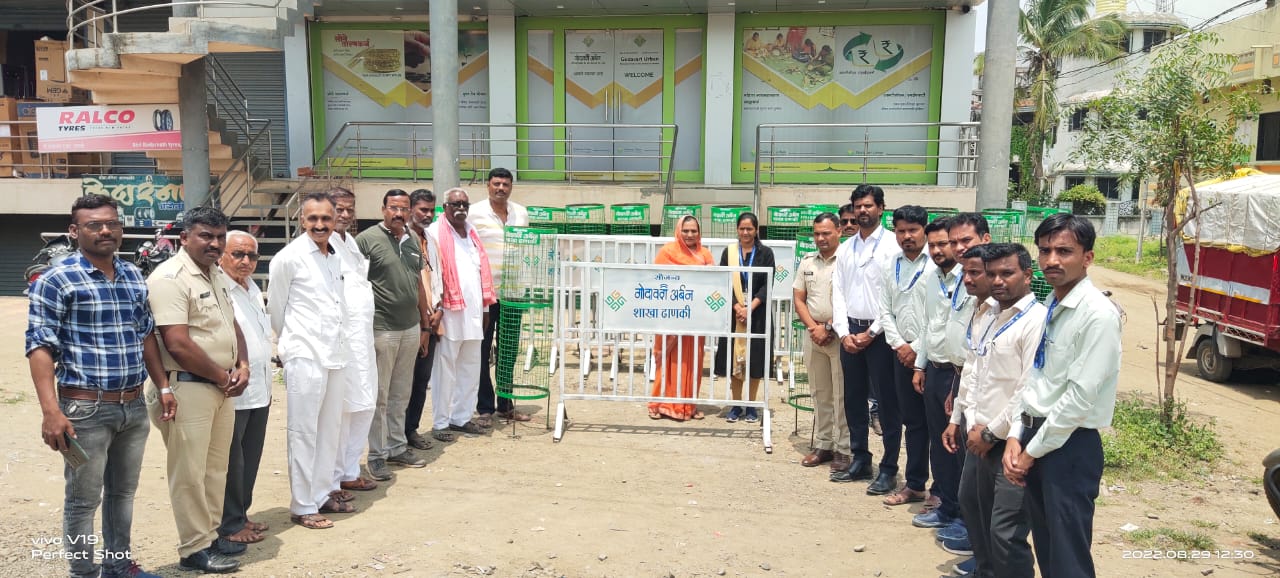 Read more about the article गोदावरी अर्बन बँकेच्या शाखा ढाणकीतर्फे बिटरगाव (ढाणकी )पोलीस स्टेशनला 10 ट्रॅफिक बॅरिकेट्स व 20 ट्री गार्ड भेट