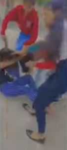 Read more about the article शुभम से मिलने क्यू गयी म्हणत मुलींची फ्री स्टाईल हाणामारी, हाणामारीचा व्हिडिओ सोशल मीडियावर जोरदार व्हायरल