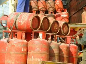 Read more about the article हॉटेल चहा टपरीवर घरगुती सिलेंडरचा वापर पुरवठा विभागाचे दुर्लक्ष असा अवैध वापर धोकादायक