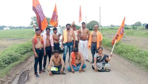 Read more about the article रस्त्यावर असलेल्या खड्याने नागरिक त्रस्त,मोहगव्हाण रस्त्याच्या कामासाठी मनसेचे अर्धनग्न आंदोलन