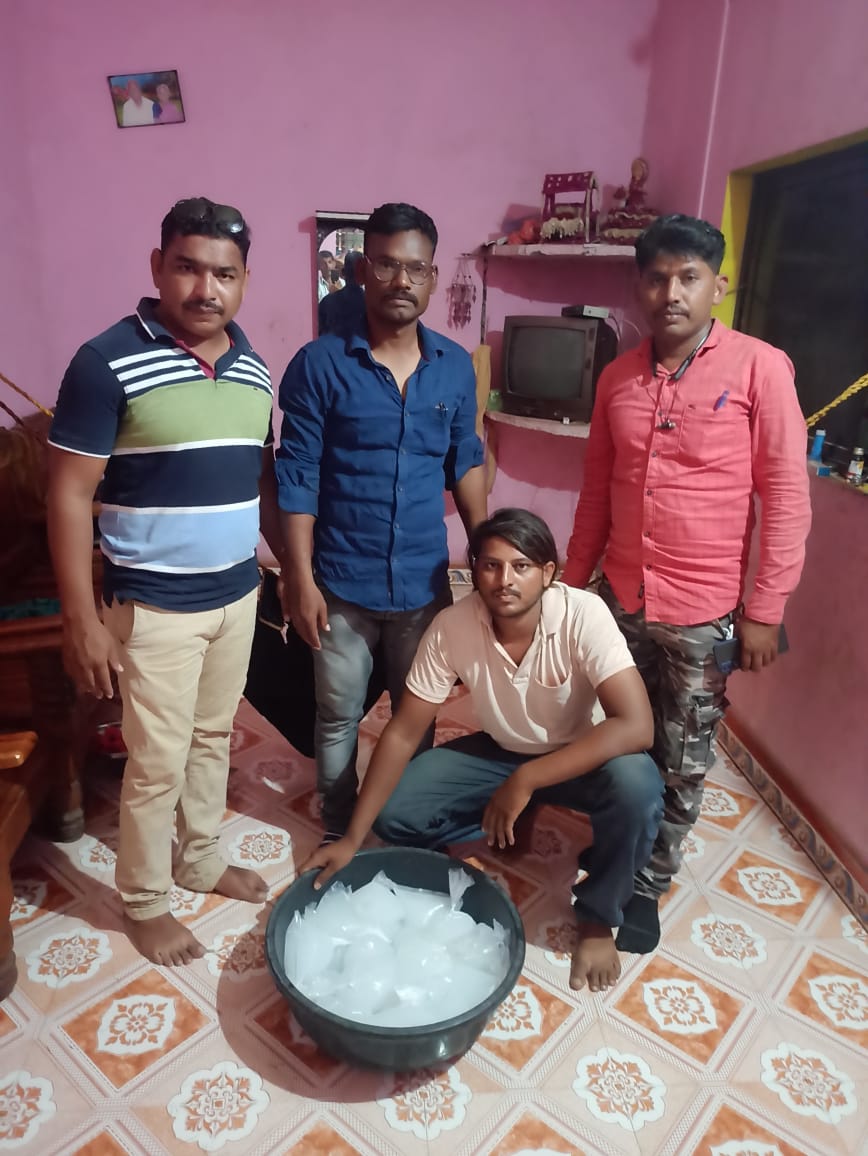 Read more about the article अवैध शिंदी विक्रेत्यांच्या घरावर पोलीसांचा छापा 50 लिटर शिंदी पाच हजार मुद्देमाल जप्त.