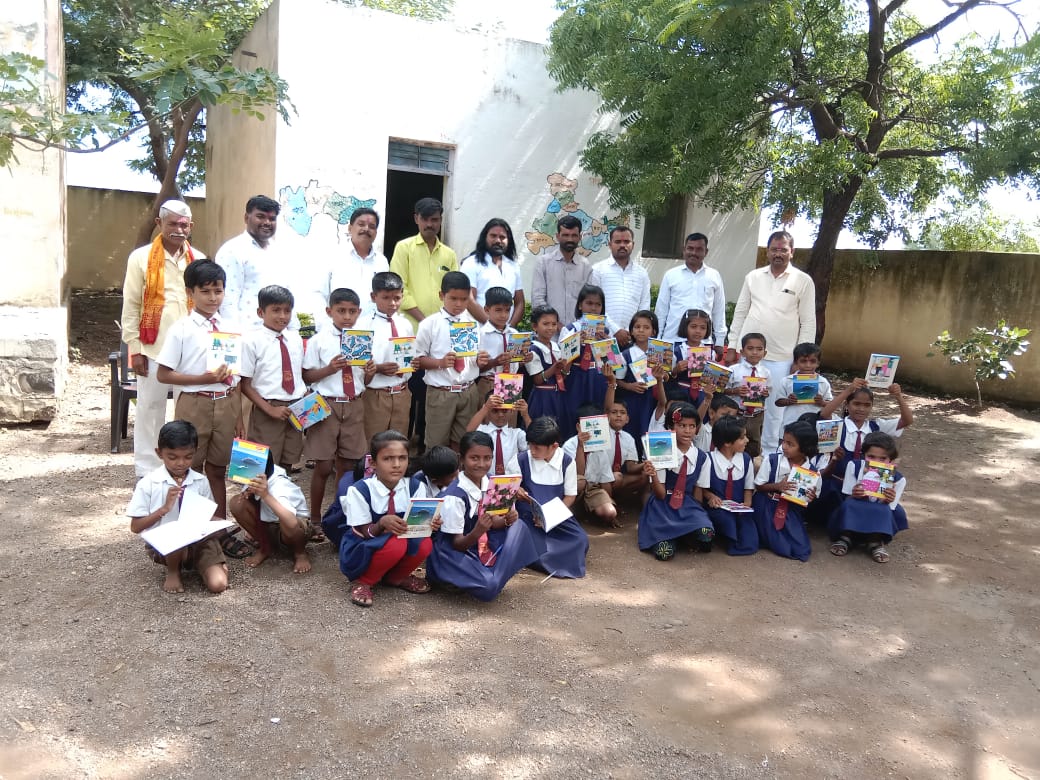 Read more about the article शालेय साहित्य वाटप करुन वाढदिवस साजरा