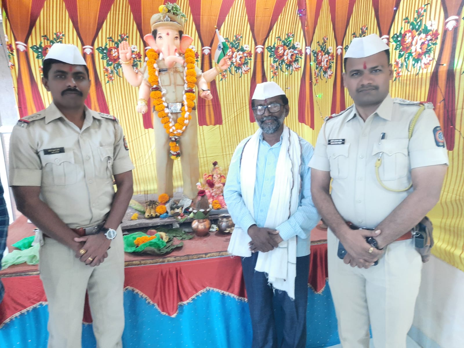 Read more about the article बिटरगाव पोलीस स्टेशन अंतर्गत गावात 55 मंडळांनी गणेशाला केले विराजमान ,पोलीस चौकीतील पोलीस वर्दीतील गणेश मूर्ती नागरिकांच्या आकर्षणाचे केंद्र