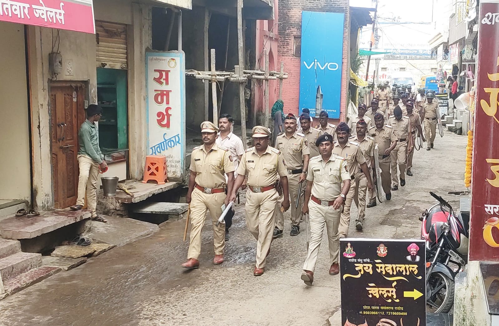 Read more about the article हिमायतनगर पोलीसांनी केले शहरात पथसंचलन. रूट मार्च करून शांतता कायम ठेवण्याचे नागरिकांना आव्हान