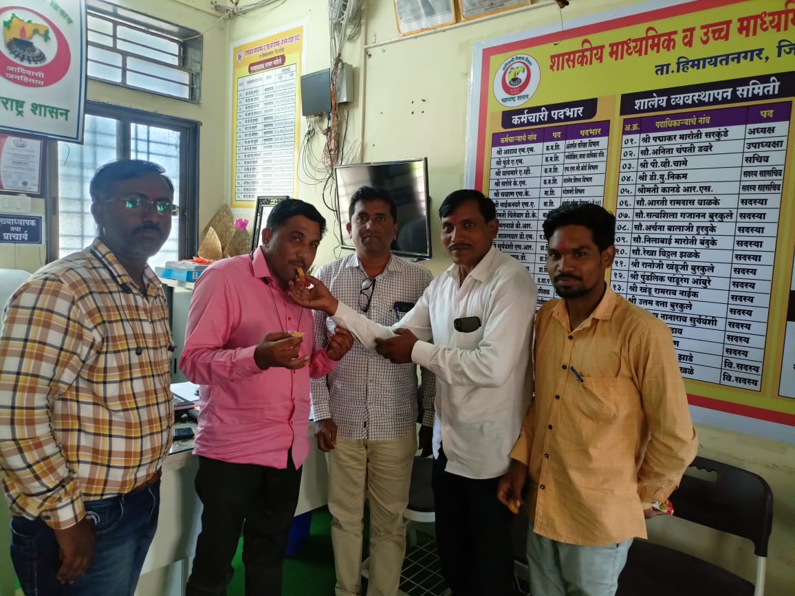 Read more about the article शिक्षक दिनानिमित्त आश्रम शाळा दुधड येथील शिक्षकांचा पत्रकारांच्या वतीने सत्कार