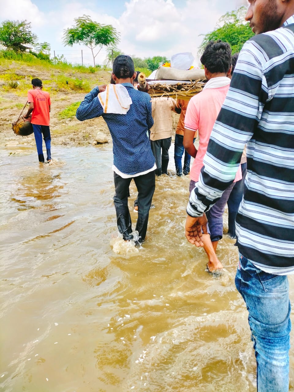 Read more about the article खैरी वासिया कडून स्मशान भूमी कडे जाणाऱ्या रस्त्यावरील नाल्यावर पुलाची मागणी (प्रेतयात्रा नेत्यांना होत आहेत नरक यातना) [उपसरपंच डॉक्टर श्रीकांत राऊत व ग्रामस्थांची पुलाची मागणी]