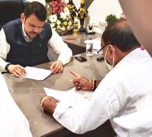 Read more about the article बाजार समितीच्या सभापती पदाची निवडणुक संचालकातून न घेता मतदारातून घ्या- माजी आमदार प्रा.राजु तिमांडे,उपमुख्यमंत्री देवेंद्र फडणवीस यांच्याकडे मागणी.