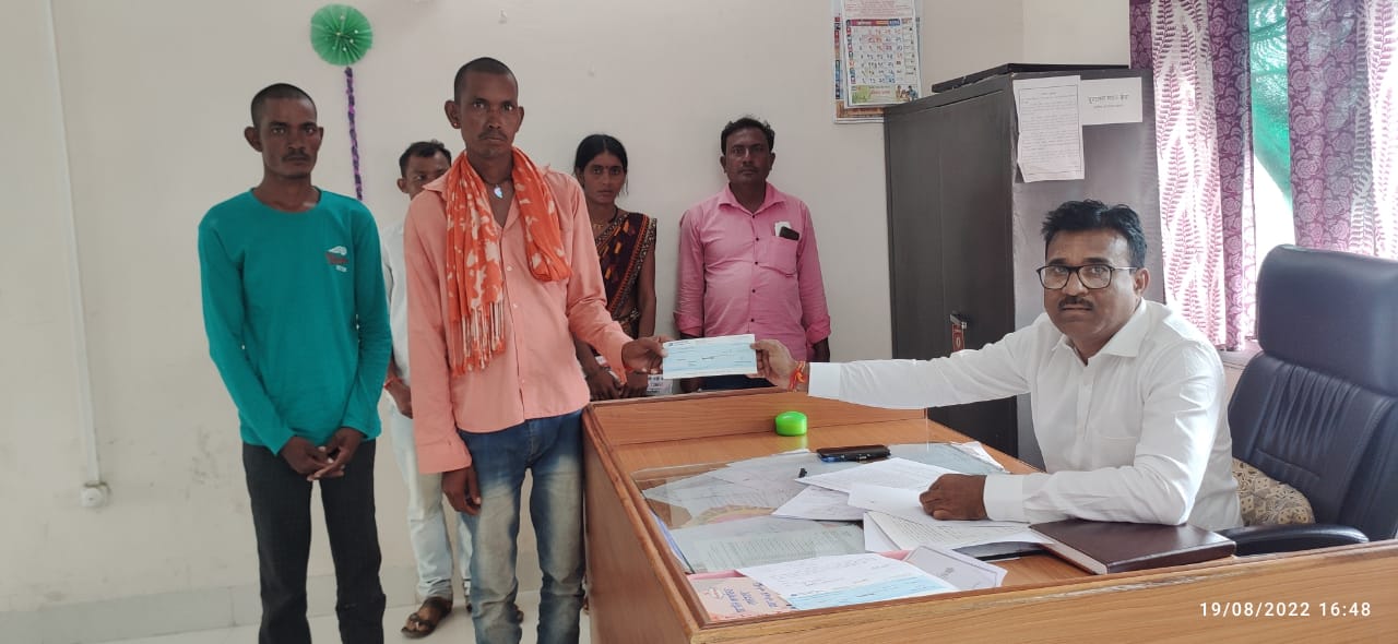 Read more about the article वरुड जहागीर येथील पुरात वाहुन गेलेल्या शेतकरी दांपत्य वारसास आठ लाखाची मदत