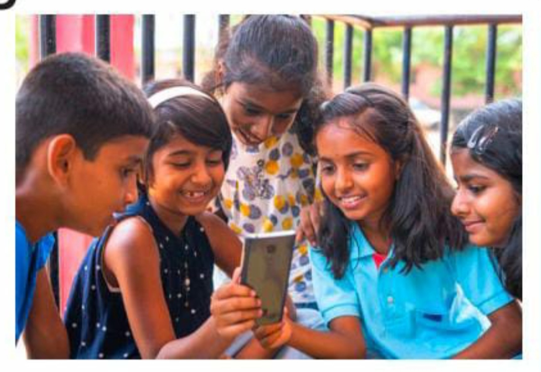 Read more about the article मोबाईलमुळे जग जवळ आले, पण नाती गोती दुरावत जात आहे