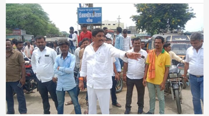 Read more about the article माजी खासदार सुभाष वानखेडे यांनी आपला नियोजित दौरा थांबून रुग्णाला दिला रस्ता मोकळा करून.