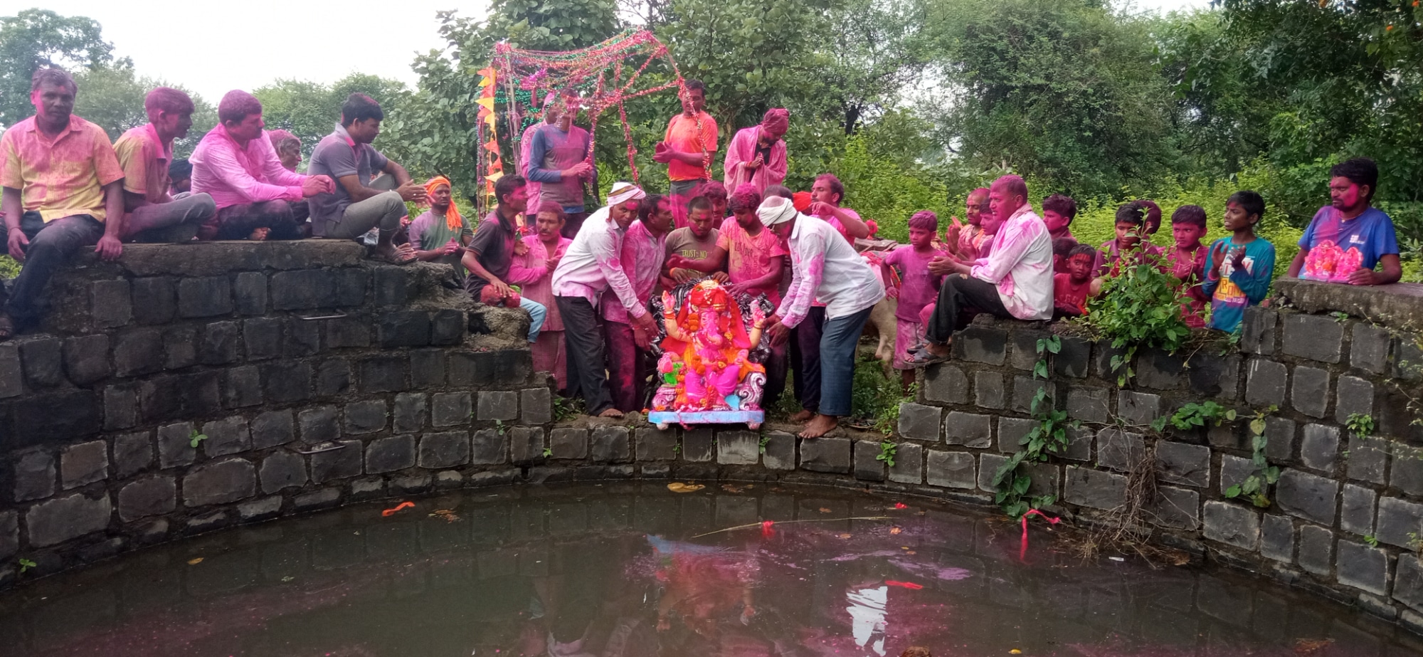 Read more about the article गणपती बाप्पा मोरया “! पुढच्या वर्षी लवकर या ! च्या घोषनेत बोरगडी तांडा येथील गावाकऱ्यांनी गणरायांना दिला शांततेत अखेर निरोप