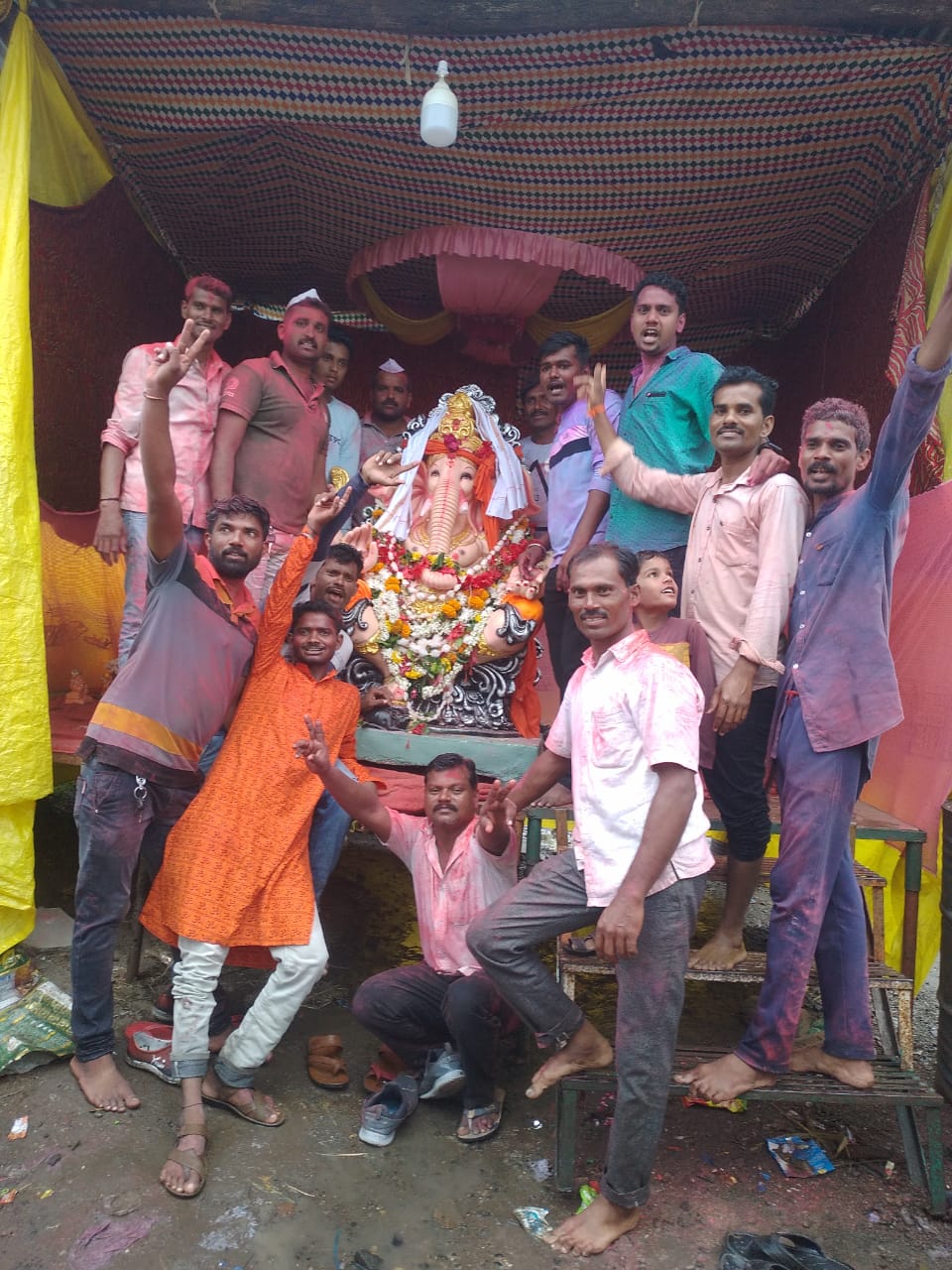 Read more about the article गणपती बाप्पा..मोरया “! पुढच्या वर्षी… लवकर या ! च्या घोषनेत सरसम बु येथील गावाकऱ्यांनी गणरायांना नवयुवक गणेश मंडळ दिला शांततेत अखेर निरोप…..